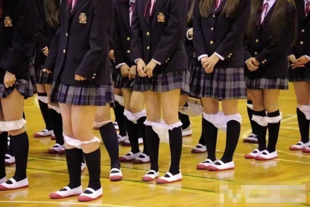 老师掀起内衣喂我奶头动态图片视频关于不恰当内容图片的讨论