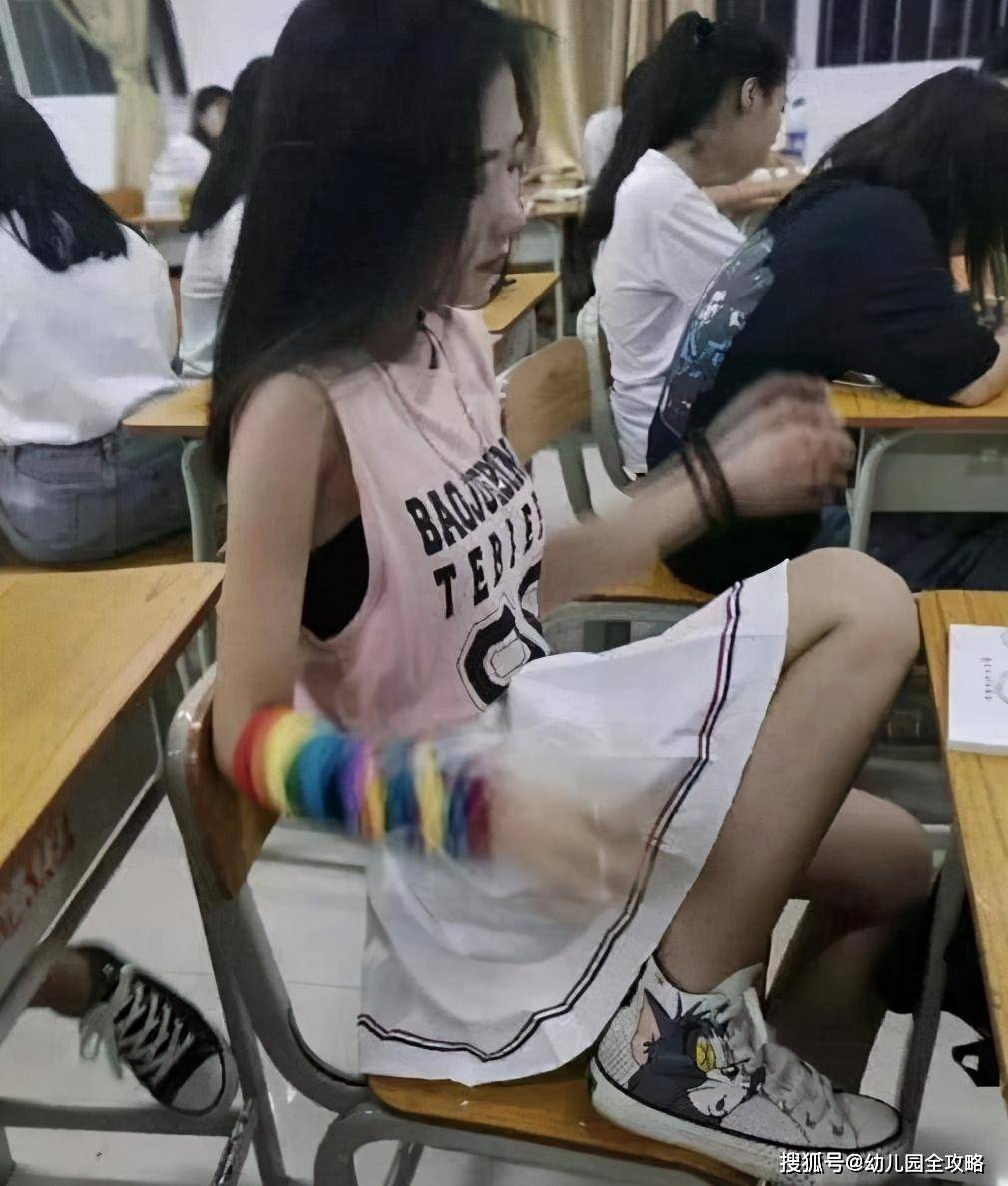 尴尬的课堂经历，忘穿内衣与男同桌的意外接触