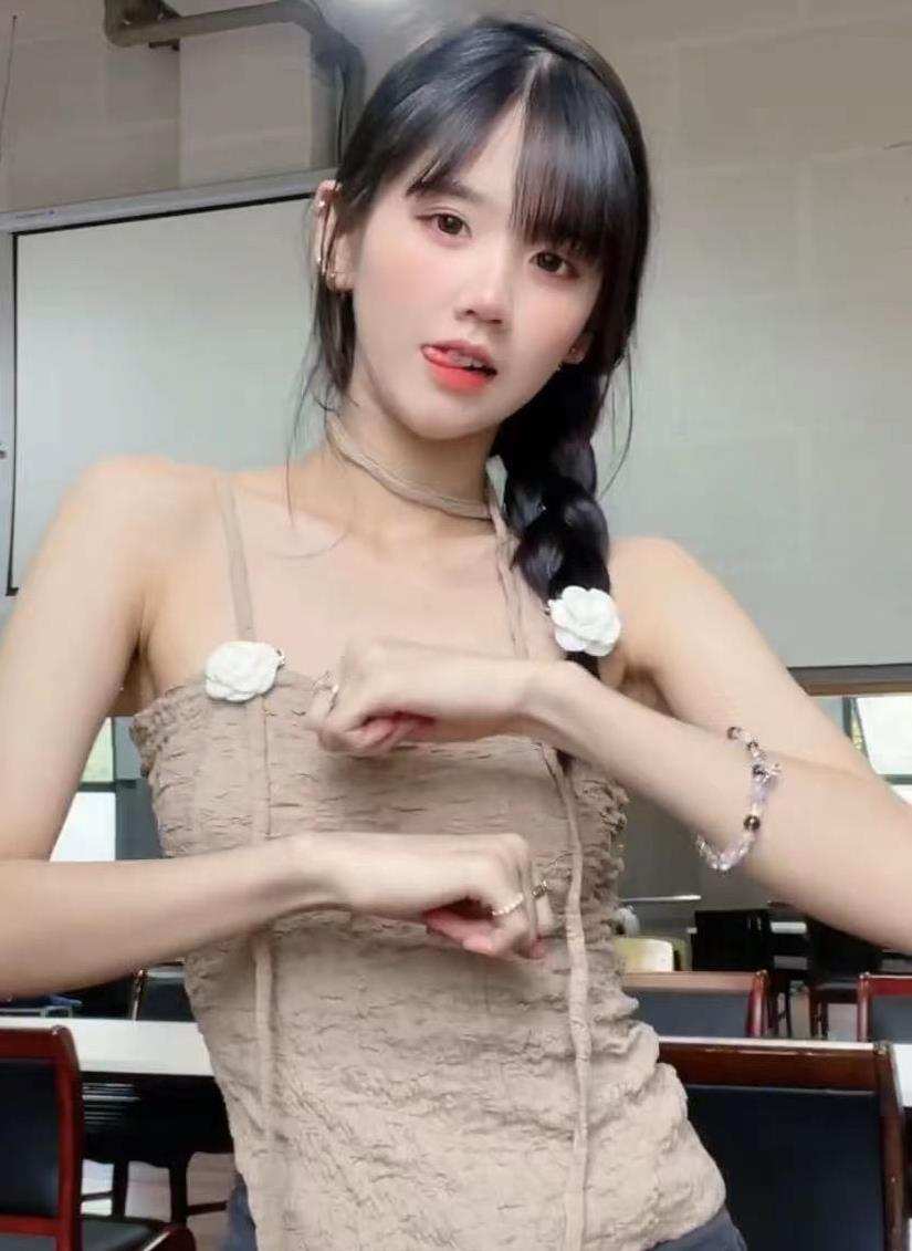 井川里予的扑克牌对决，精彩瞬间如何观看-第1张图片