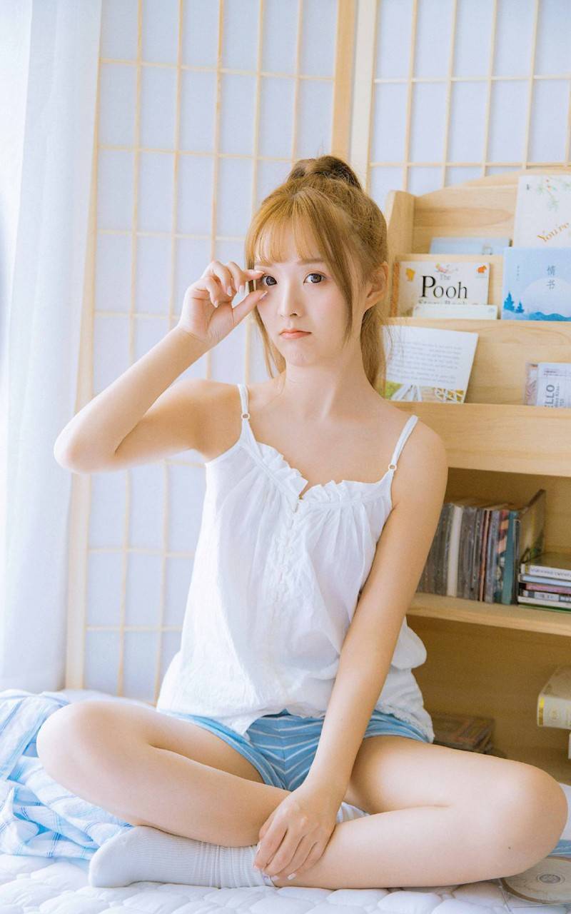 艺校水嫩漂亮得2美女艺校新生代，水嫩漂亮的两位美女