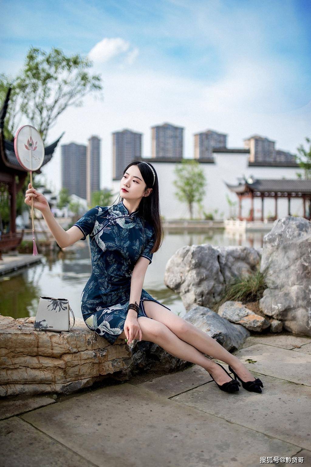 极品网红萌白酱金丝旗袍，时尚与魅力的完美结合-第1张图片