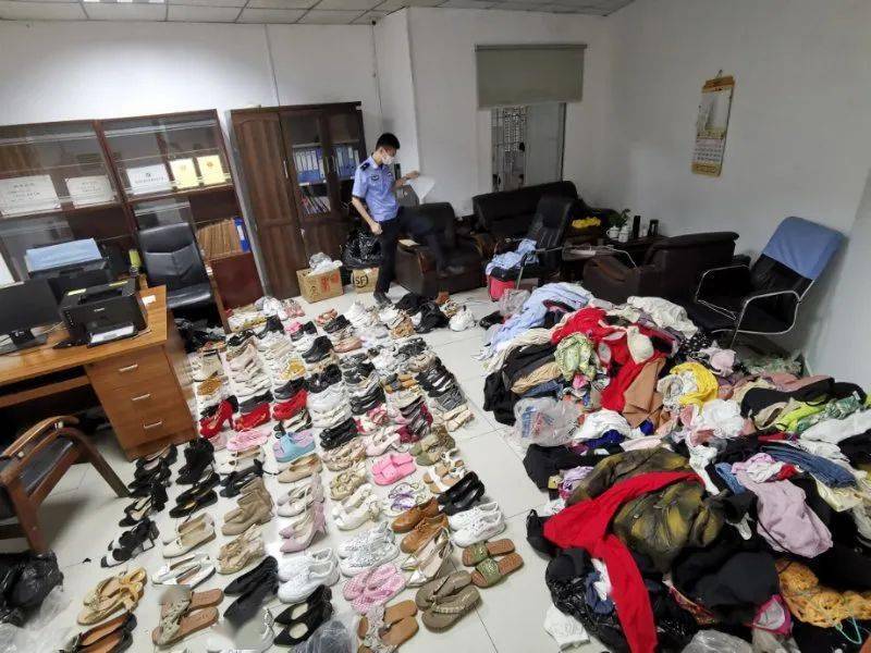 男生扒女生内衣男生扒女生内衣的严重后果与道德探讨