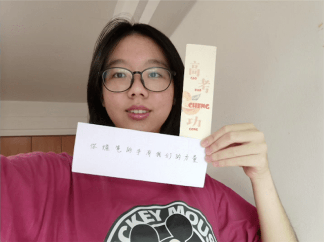坐在学长的根茎写作业91视频与学长的根茎相伴，书写作业的独特体验