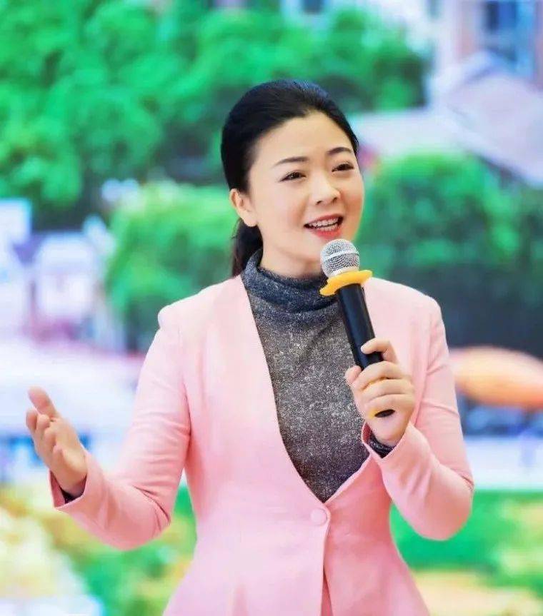 学长讲题时的独特风采，一边讲解一边C的场景描绘-第3张图片