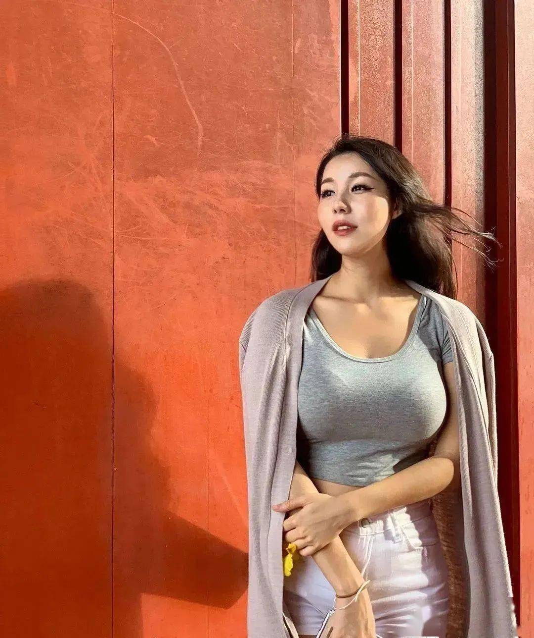 军装下的丰满肉体军装下的丰满肉体——军旅女性的独特魅力-第2张图片