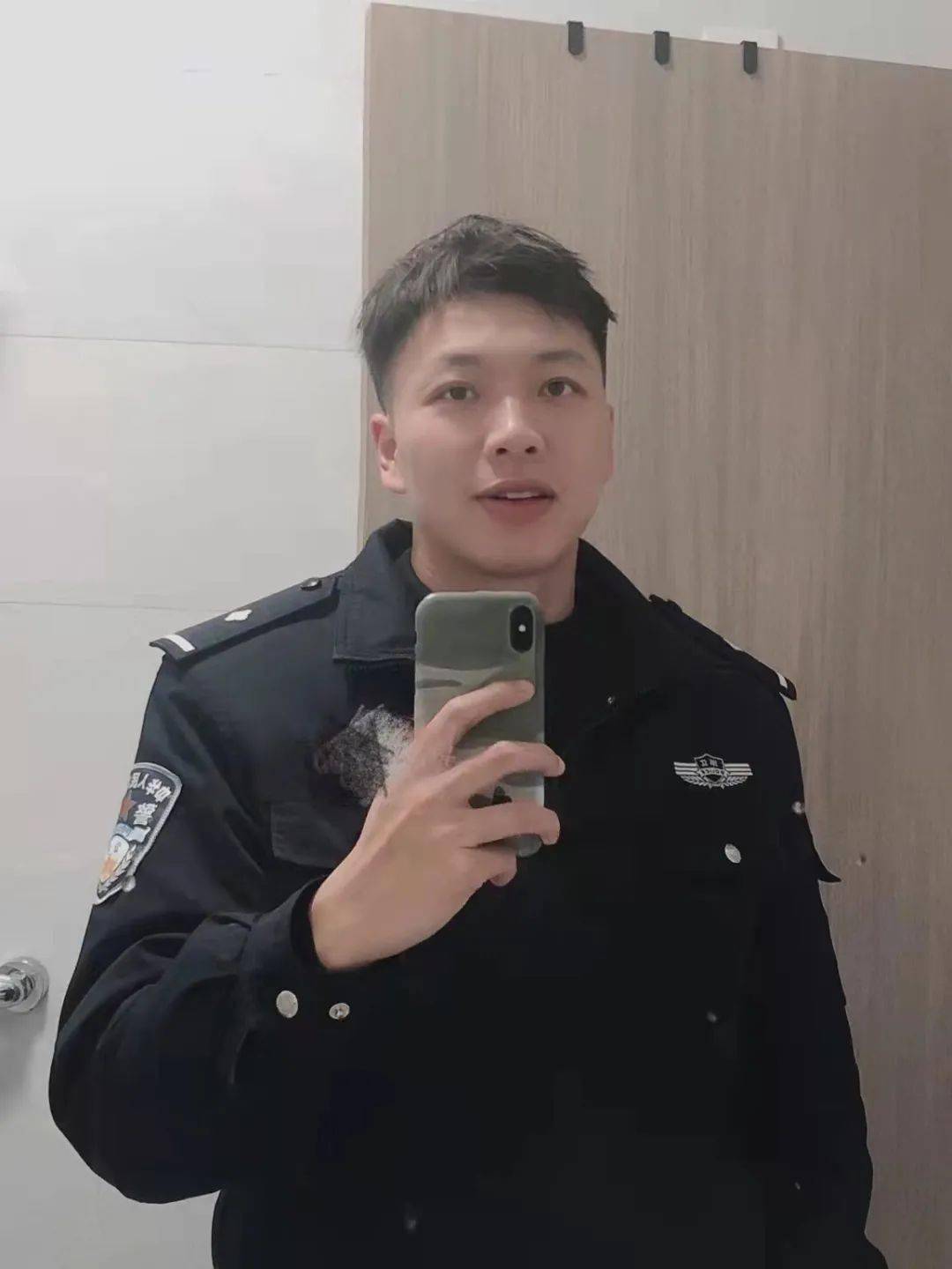 公安局长初尝警花之味——警界之花与正义之心的交织-第1张图片