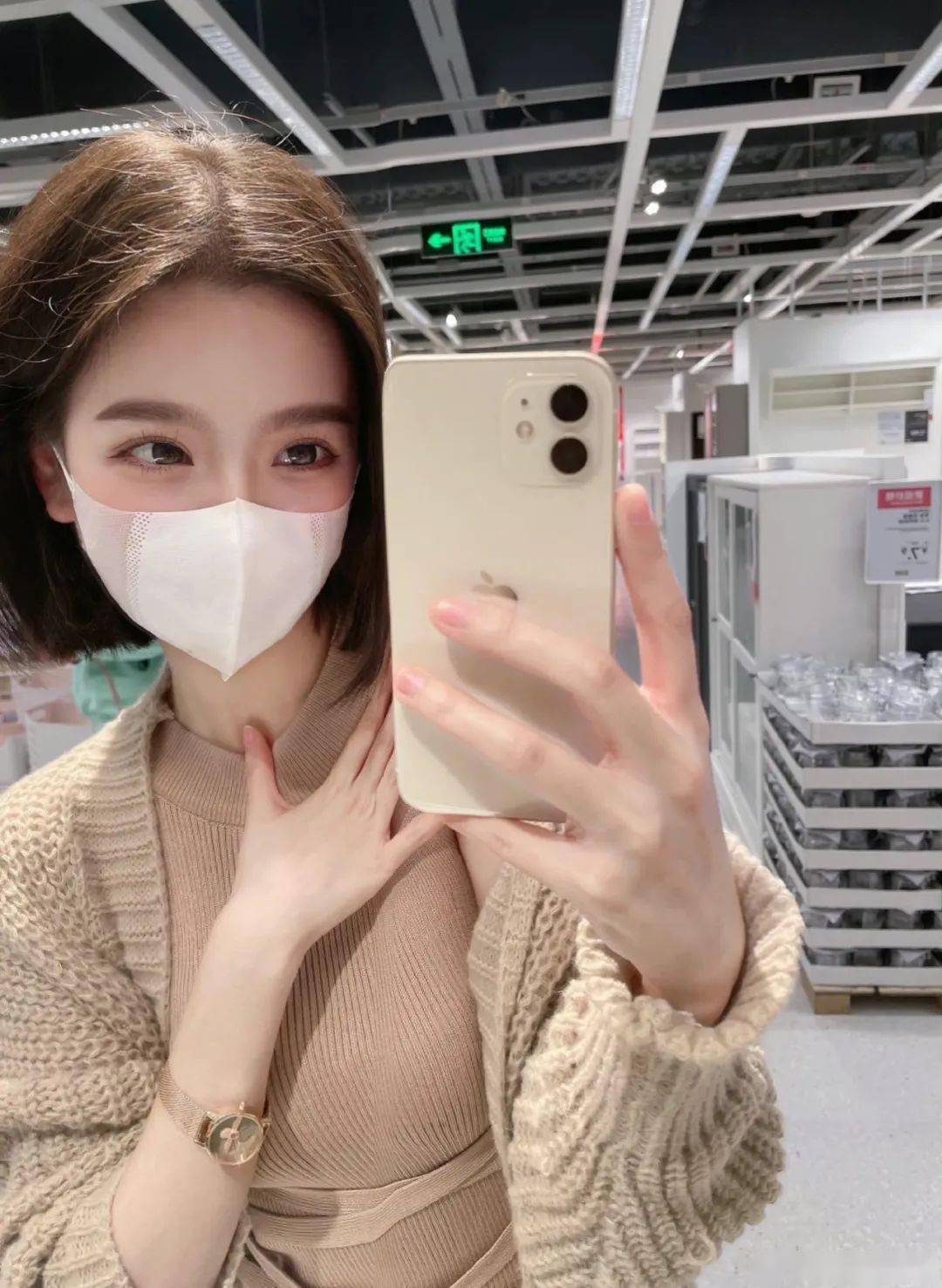 玩偶小姐姐摘口罩玩偶姐姐摘下口罩的美丽瞬间-第2张图片