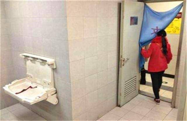 女厕露脸女厕意外露脸，一场尴尬的遭遇与反思-第2张图片