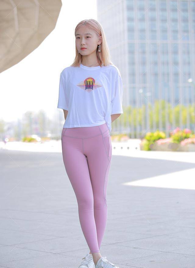 美女露出胸让男生玩探讨美女露出胸现象对男生心理的影响