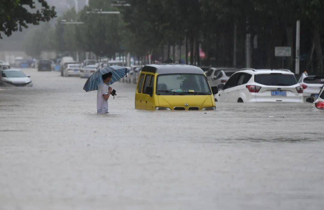郑州暴雨死亡1000人郑州暴雨灾害，悲痛与反思-第2张图片