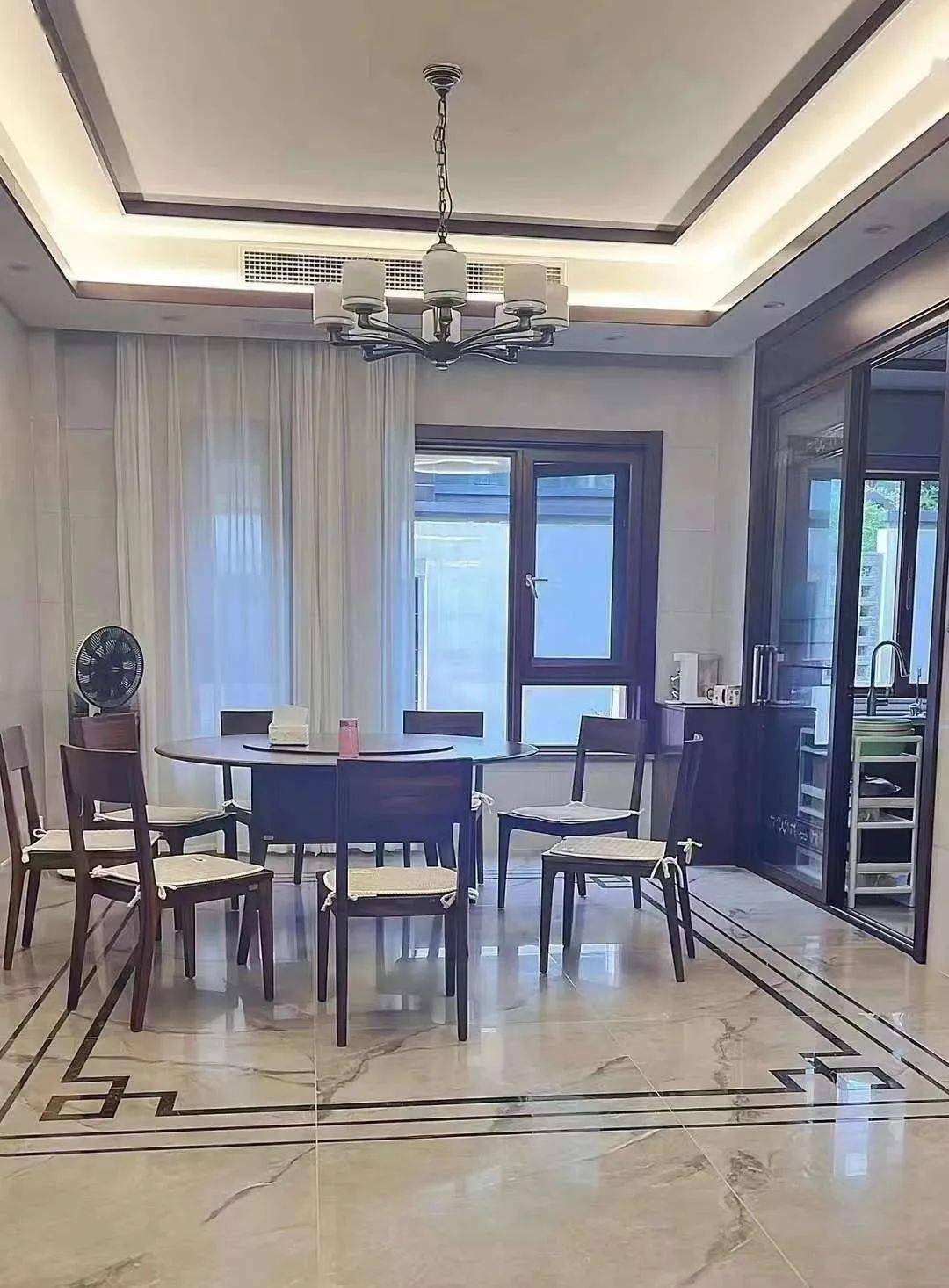 金虹别墅金虹之歌——璀璨的色彩与无尽的光芒-第3张图片