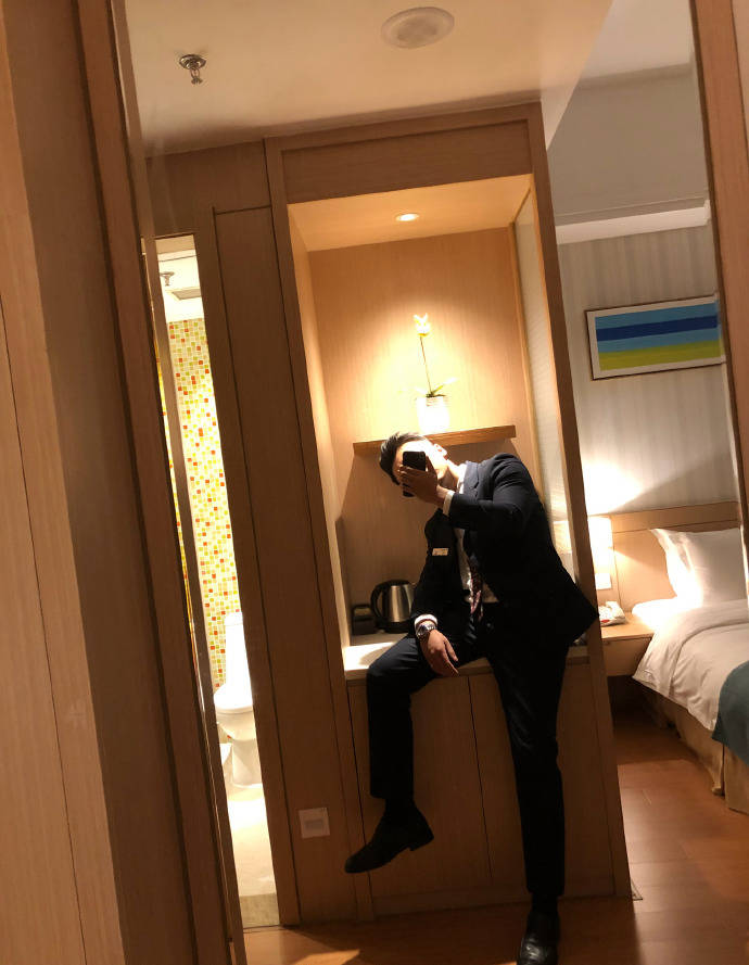 空少被保镖C呻吟双腿大张BL空少与保镖的意外邂逅，一段隐秘的呻吟之旅-第1张图片