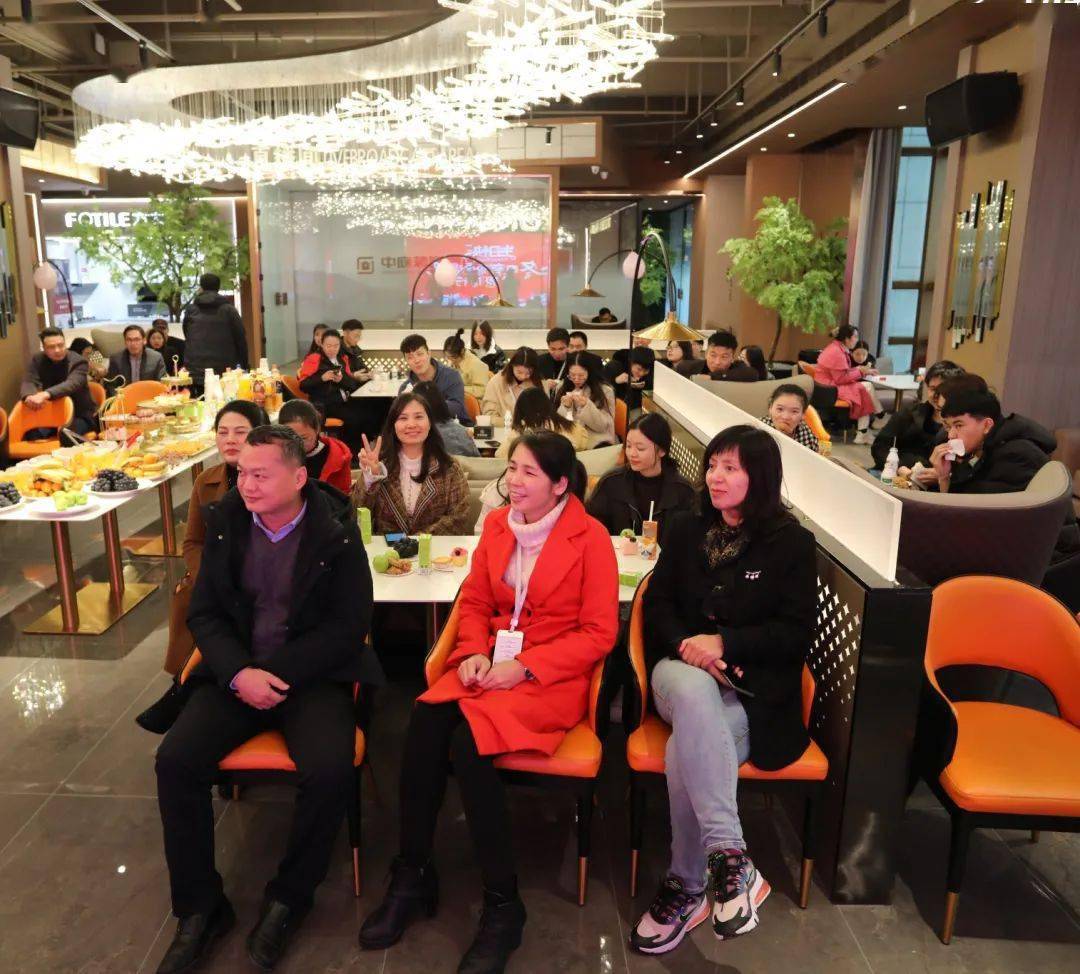 男女在一起抱萝卜的视频高清免费男女合作抱萝卜的精彩瞬间——高清视频分享-第2张图片