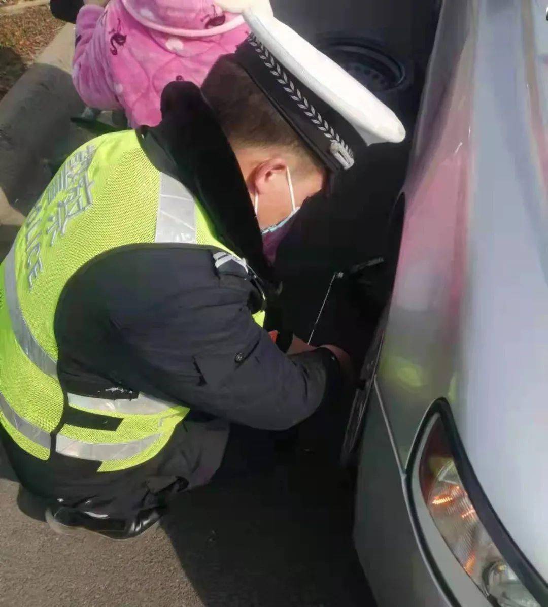 车行途中的活力与娱乐——车上运动与打扑克视频的实录