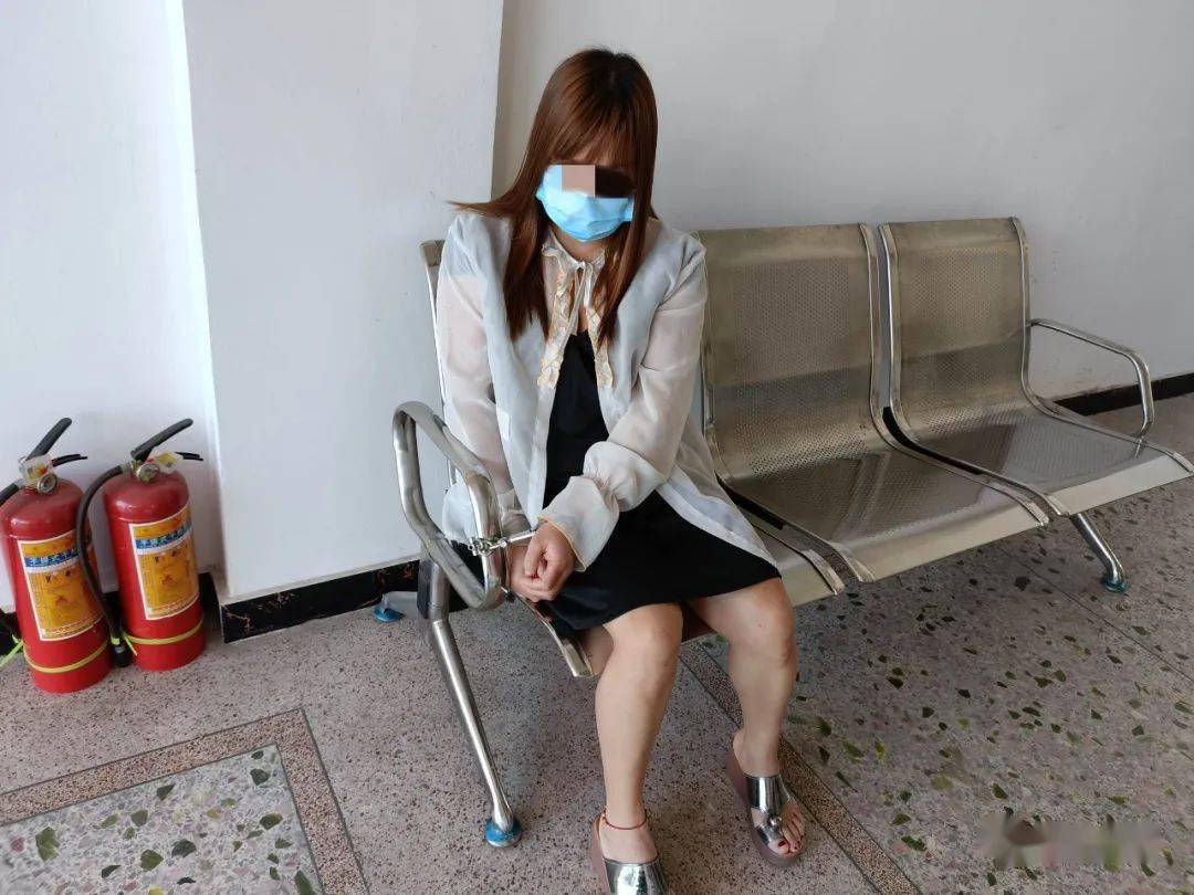 女性穿裤子阴沟凸起是咋回事艳女网现象的深度解析