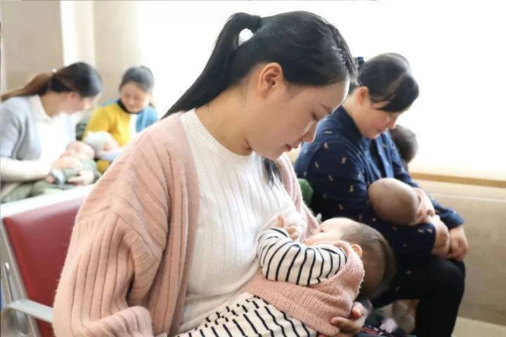 老男人一边吃奶一边玩奶头视频老男人与奶的独特游戏，探索一种非传统的情感体验-第3张图片