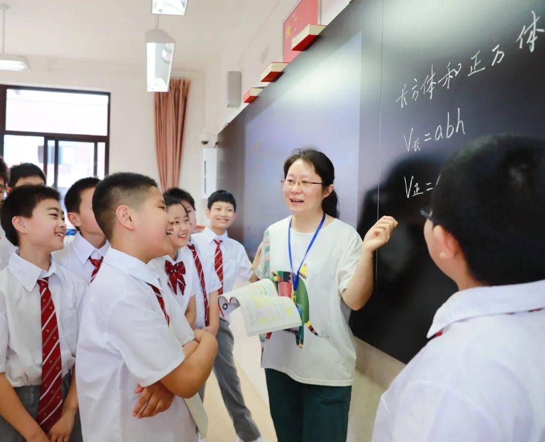 被老师插得爽爆了漫——一次难忘的师生互动