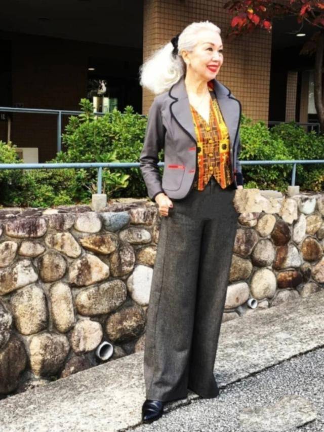 老女人下面毛荫荫的黑森林探索女性私密之美——老女人下面毛荫荫的黑森林-第2张图片