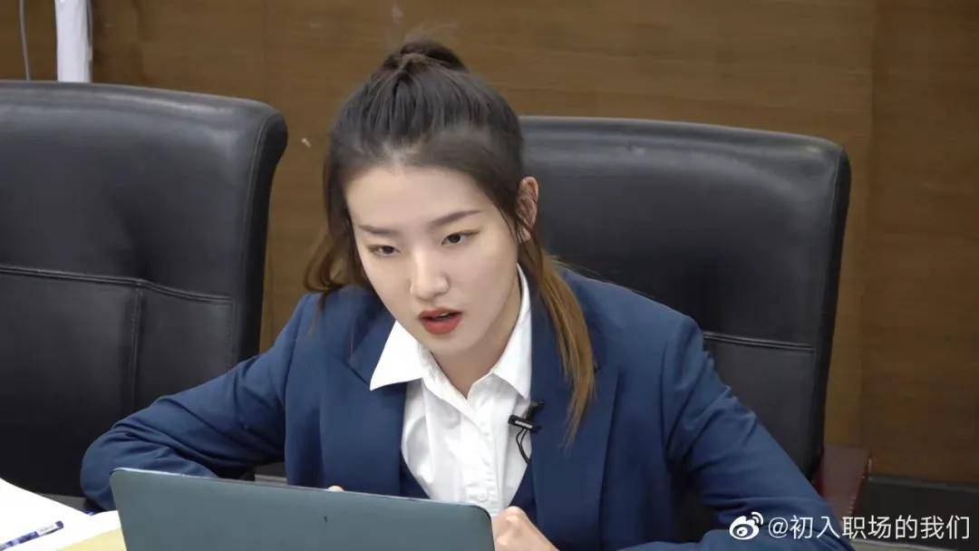 大乳秘书的职场经历，从被误解到成长的蜕变