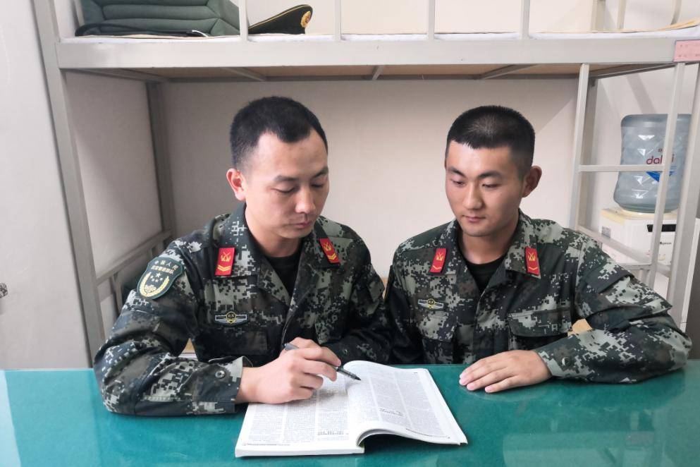 把班长拉去没人的地方吃饭怎么办班长之约——一次秘密的对话-第2张图片