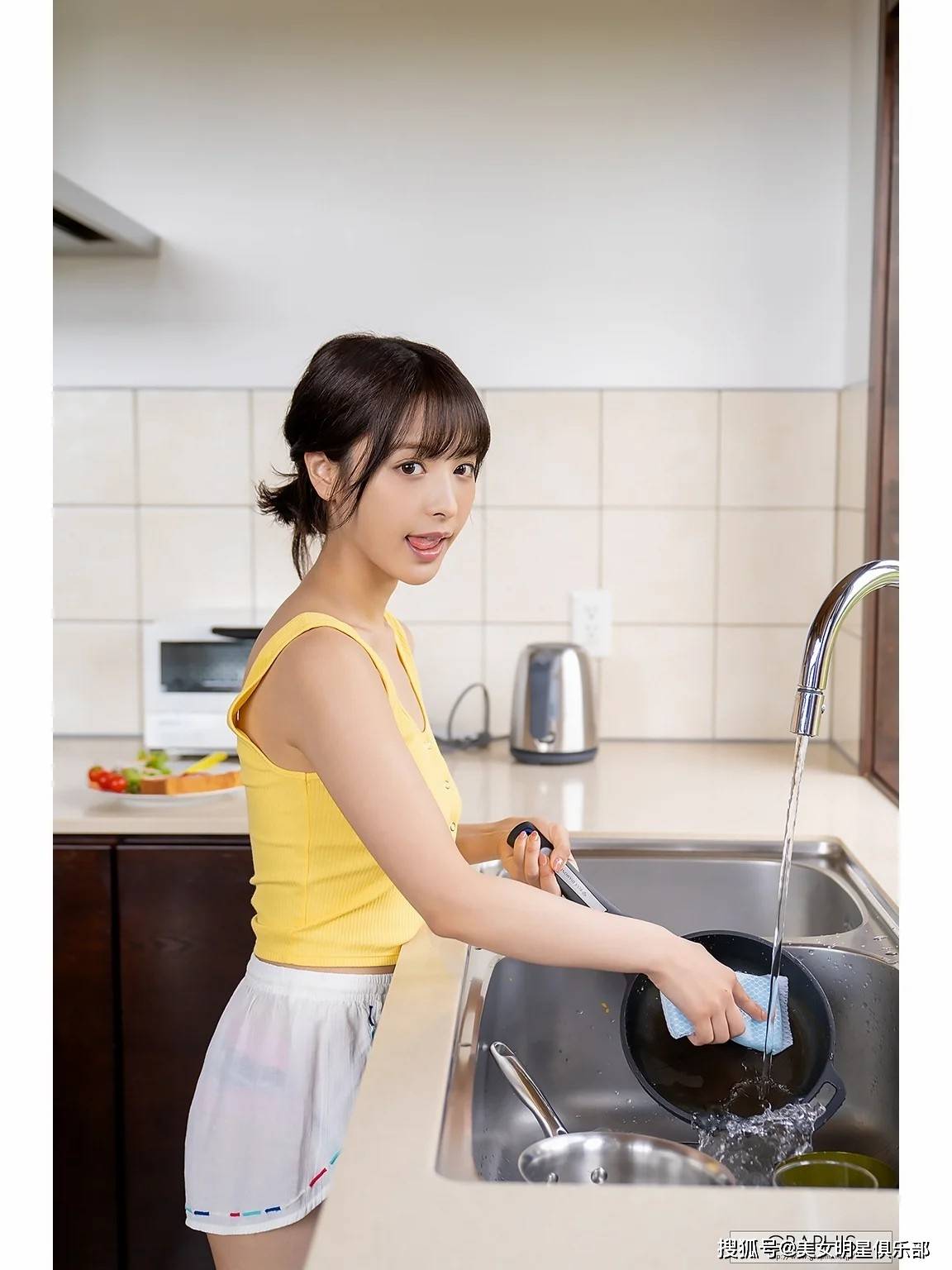凸凹之美，人妻的独特魅力与人人澡的温馨体验