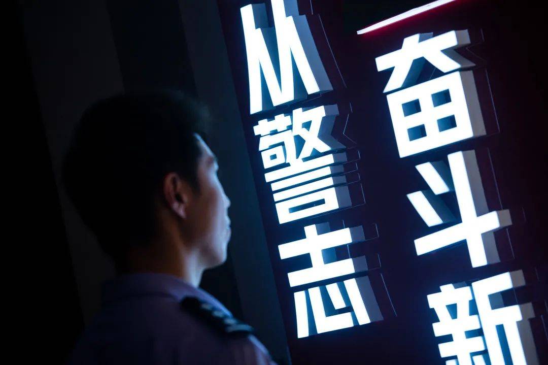 张津菘导演张警官张津瑜视频，警界之光下的故事