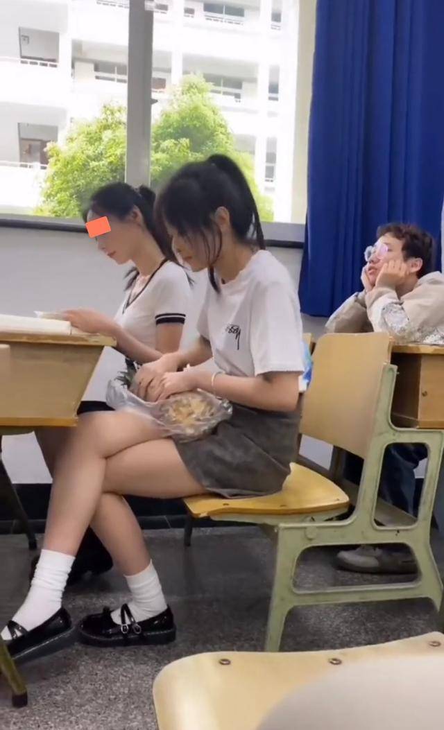 同桌上课疯狂揉我的下面污文同桌课堂行为失范的反思