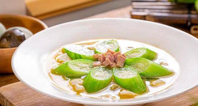 草莓丝瓜芭乐鸭脖奶茶发型草莓丝瓜芭乐与鸭脖奶茶的邂逅，时尚发型的灵感之旅