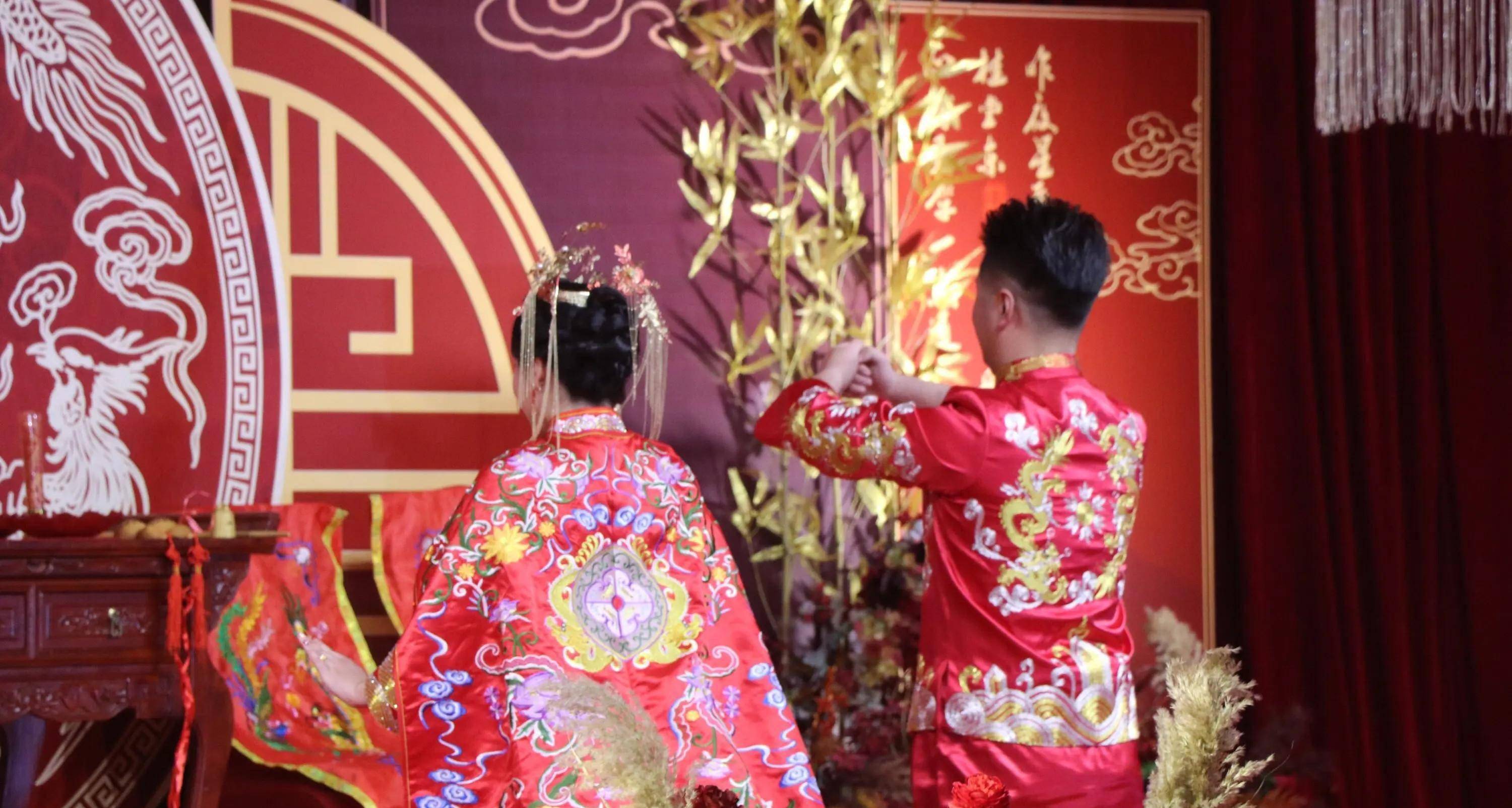 伴郎与新娘完伴郎团当众性侵新娘，对这一事件的社会反思-第1张图片