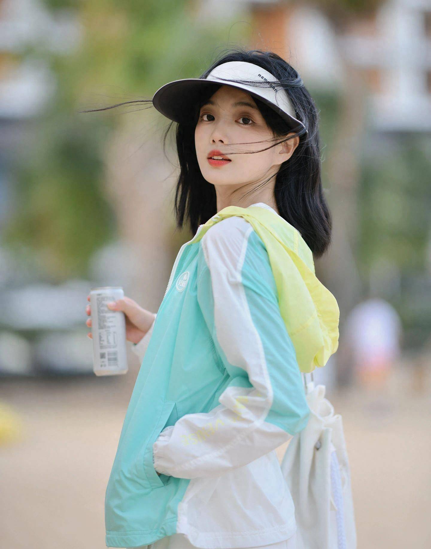 夏天透过短袖看到女生夏日短袖下的女性魅力——侧面小馒头的微妙之美-第2张图片