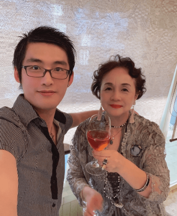国产重口老太与小伙A片，探讨网络文化下的伦理与道德