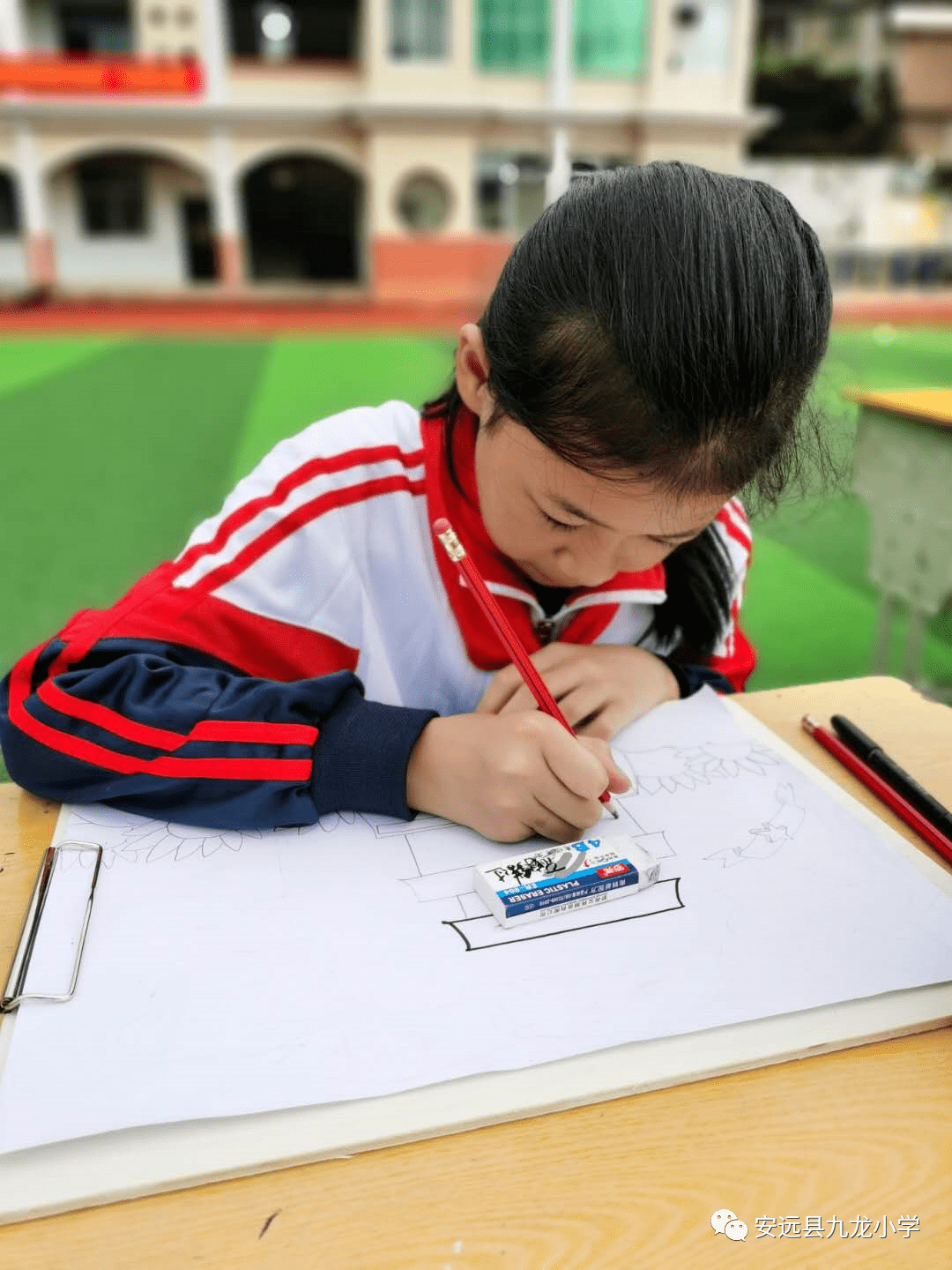 坐在紫到发黑的巨龙上写作业小说紫木棒上的笔尖舞动