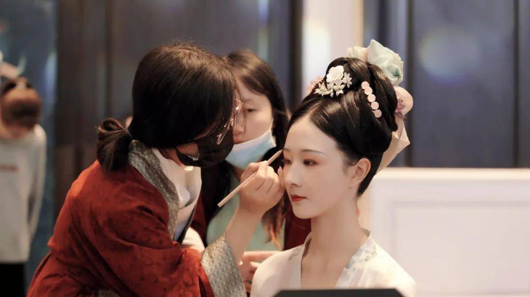 江怡，一位才华横溢的现代女性-第2张图片