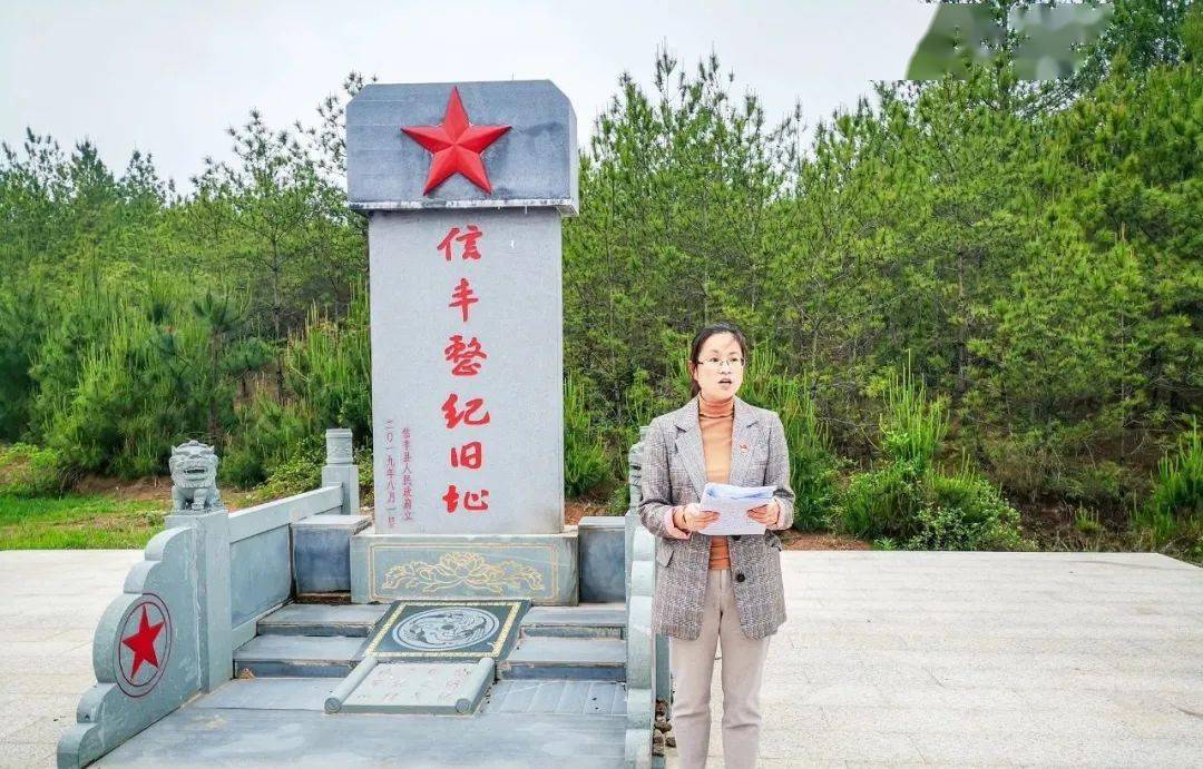 张津瑜警察记者落地瞬间——英勇与职责的完美诠释-第3张图片