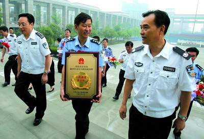 小说公安局长第一部公安局长初尝警花之味——职责与情感的交织-第1张图片