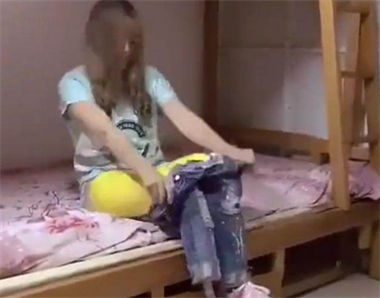 美女拖裤子美女拖裤子的背后故事-第2张图片