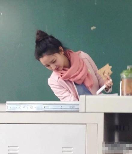 老师掀起内衣喂我奶头动态图片不良内容与道德伦理的探讨-第2张图片