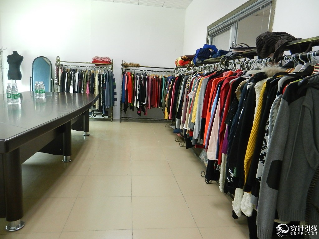 女式服装展示与免费地暖网站探索-第3张图片