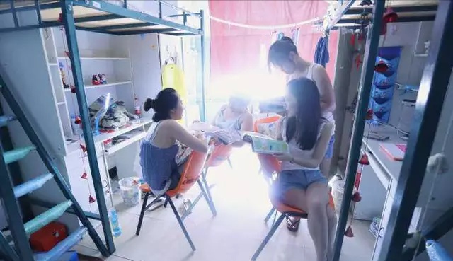 室友把我j玩硬了给我回我尿了小说室友的意外惊喜，一次不设防的激情体验-第1张图片
