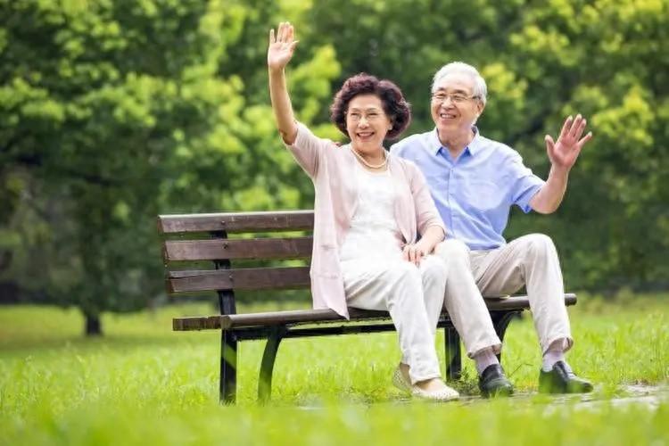 老公邀请朋友与媳妇一起玩，如何妥善安排与享受家庭欢乐时光