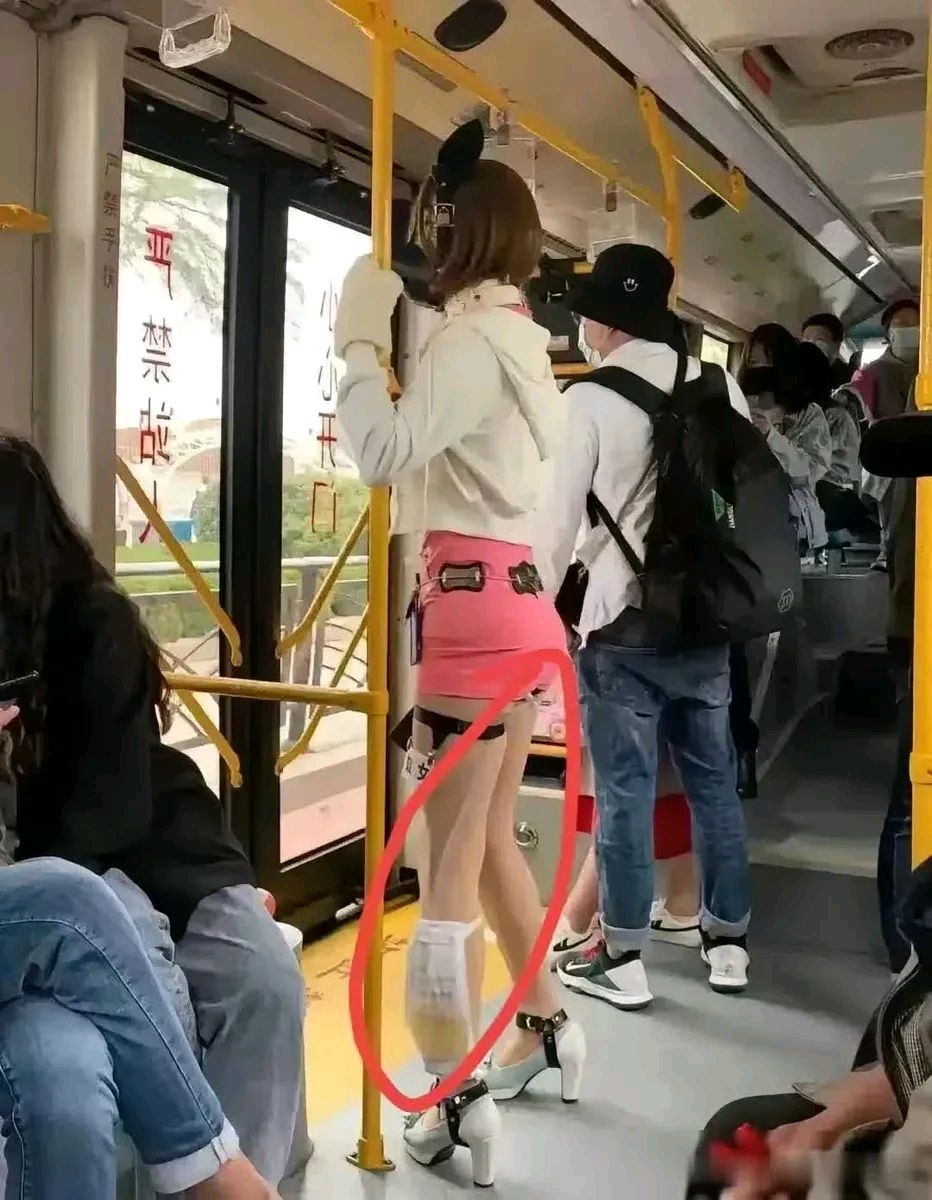 公交车突然有个硬物公交车上的意外发现，一个硬物的神秘之旅
