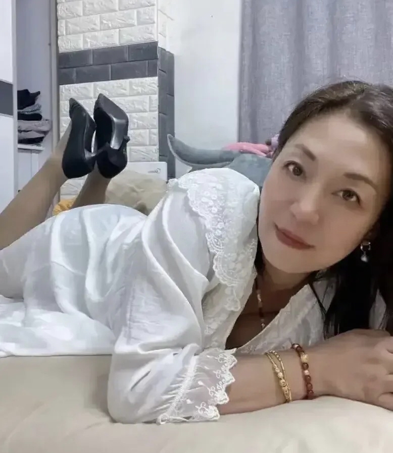 日本熟妇的私密世界——探索毛毛多的A片现象