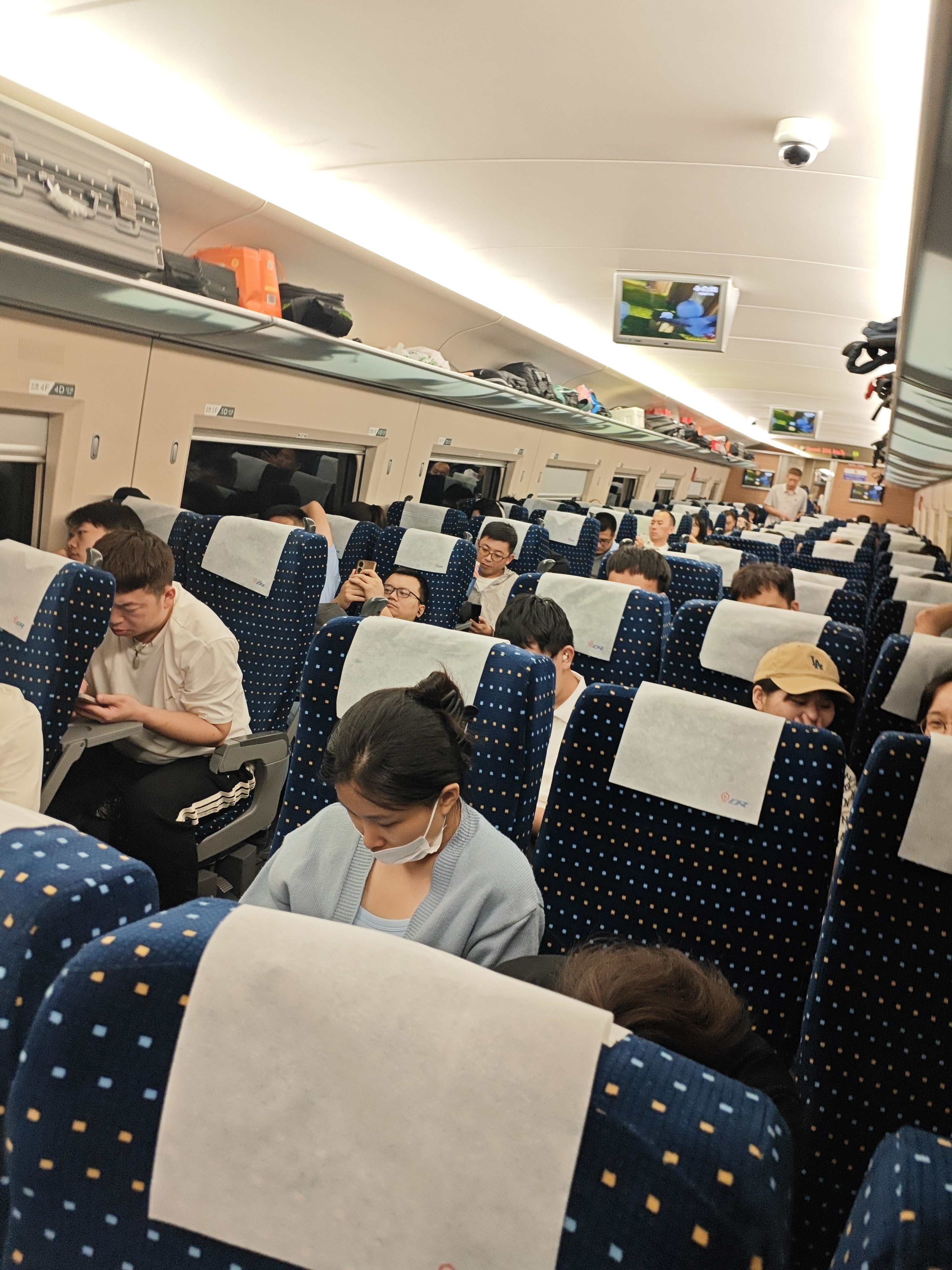 检票员用下面检票按尺寸上车检票员与尺寸之上的乘车之旅-第3张图片