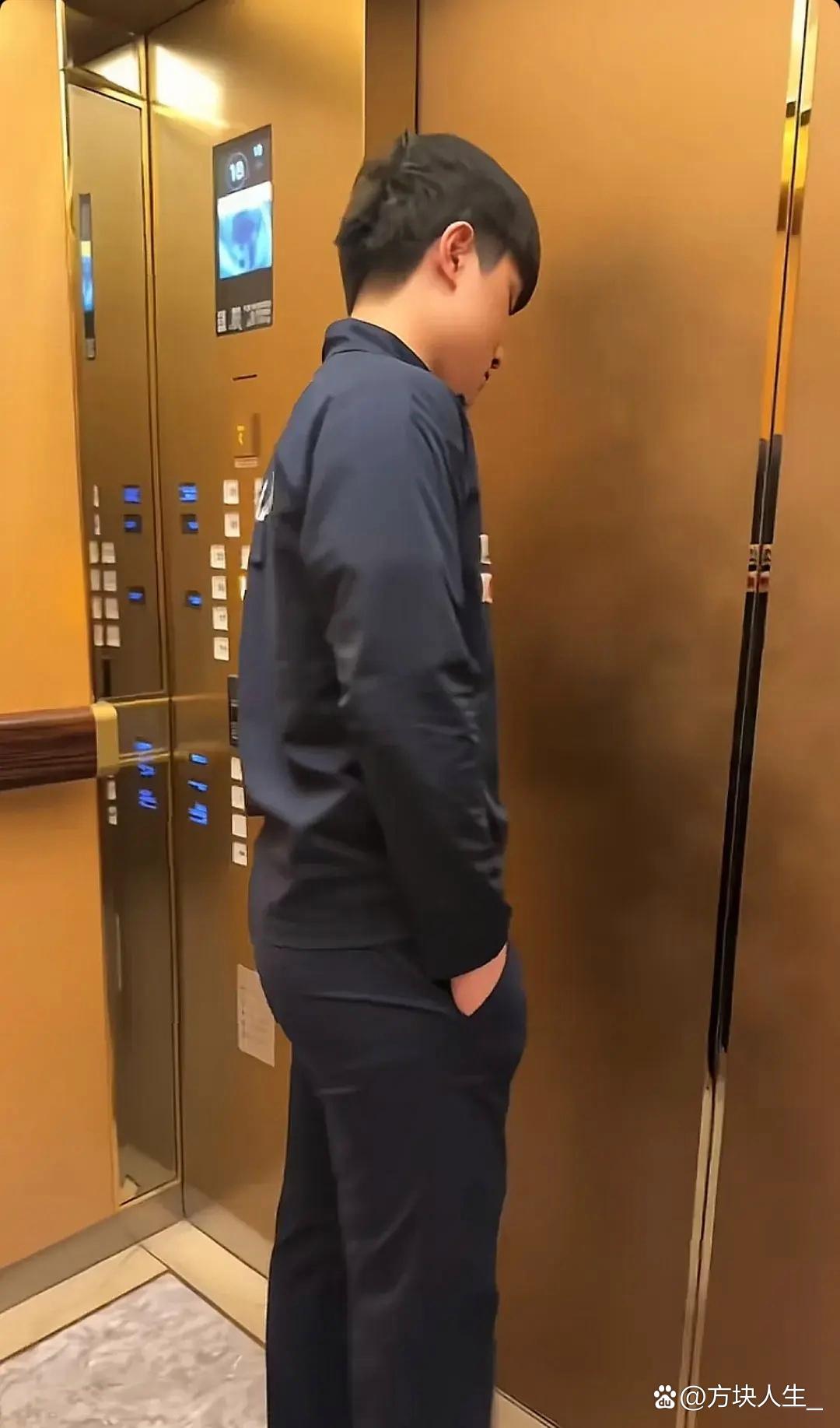 在电梯里就开始了