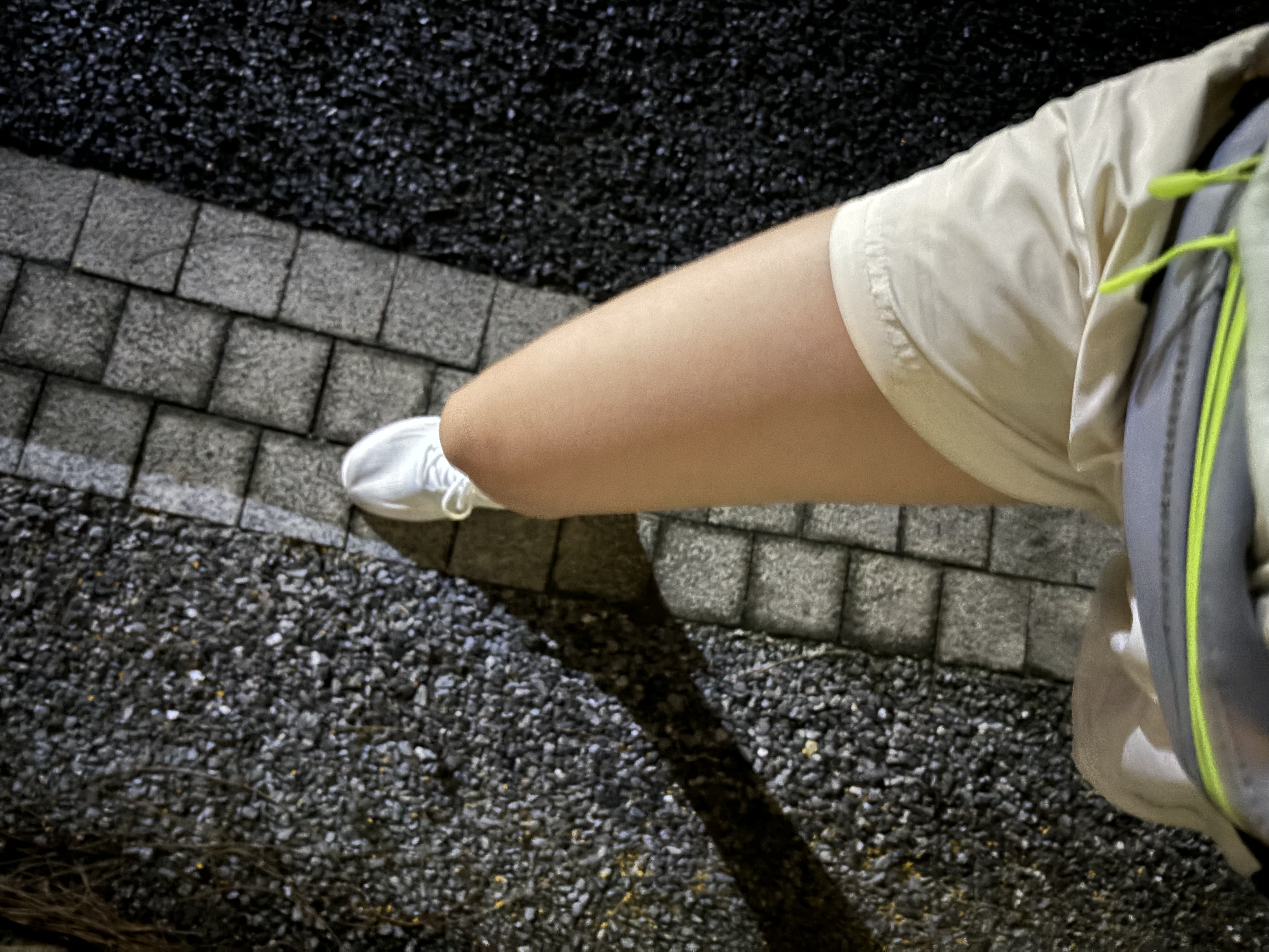 女子在直播间裸露身体女子直播间裸露行为，网络道德的严重挑战