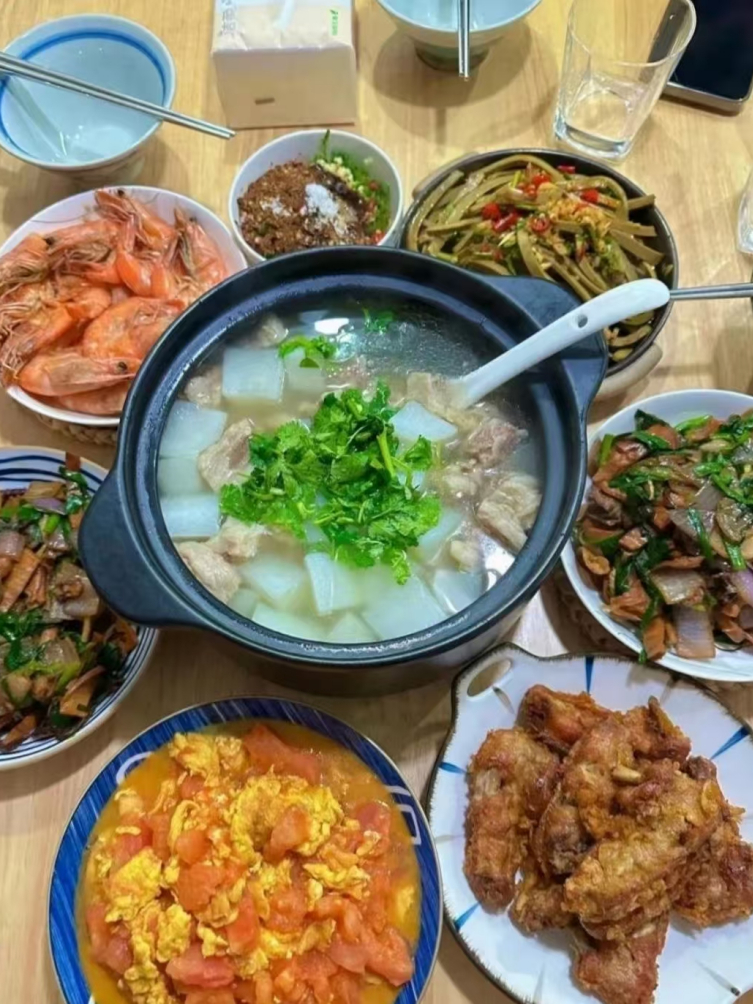 餐桌上的亲情时光，吃饭的时候坐在爸爸上面