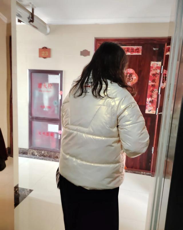 玩弄丰满奶水的女邻居女邻居的丰满奶水之谜，一次不寻常的邻里体验