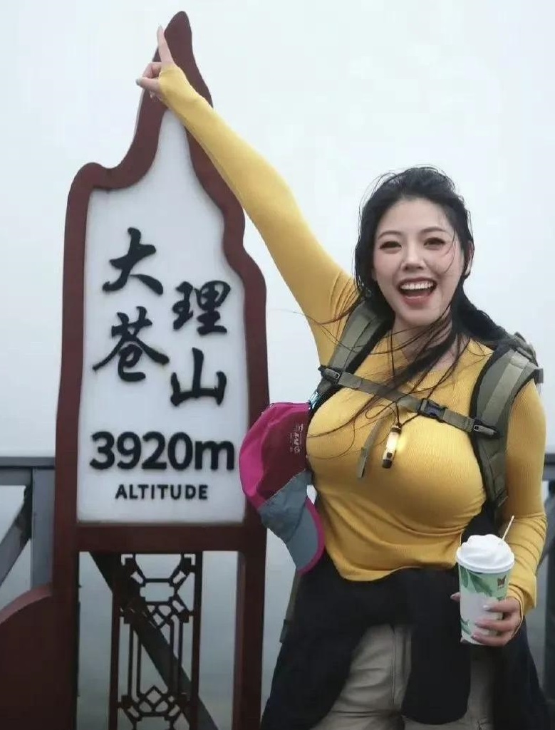 厨房里抱着岳丰满大屁股毛毛,东北女厨房中的独特温暖——岳丰满大屁股毛毛的独特记忆-第3张图片