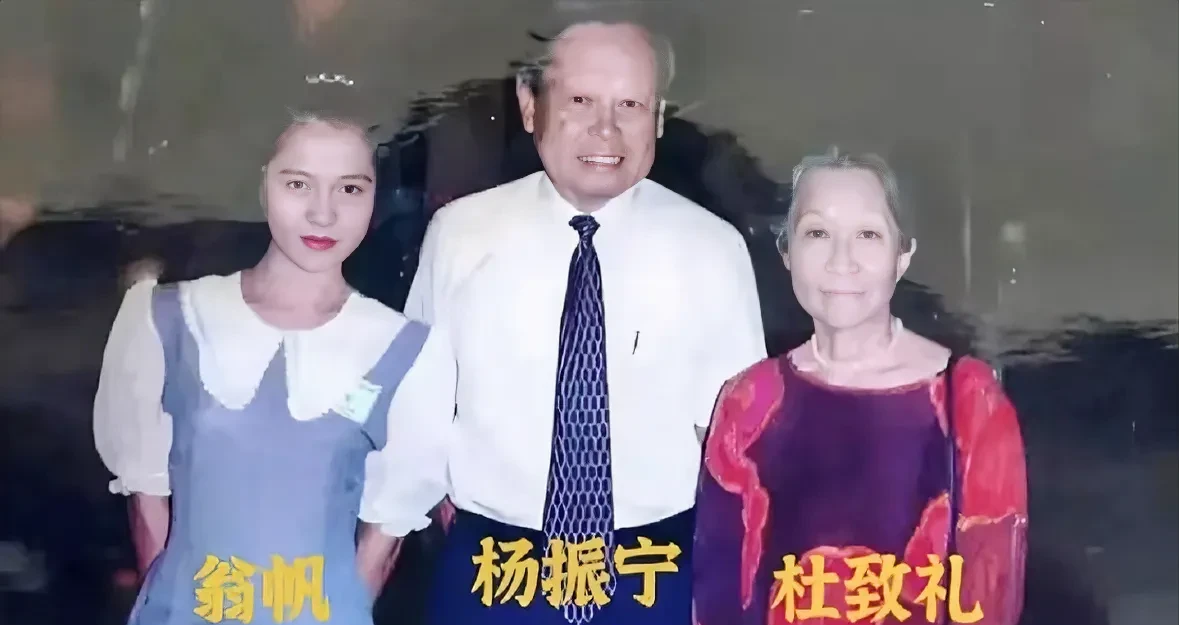 翁帆产下一子四岁翁帆产下一子，四岁之喜