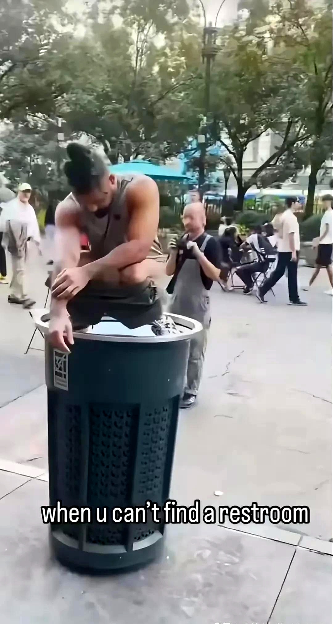 男子对监控脱裤子的看法监控下的尴尬瞬间，男子为何在监控前脱裤子？-第3张图片
